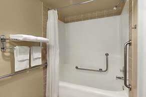 Colonial Square Inn & Suites