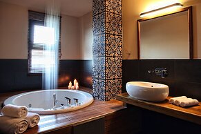 Theta Hotel