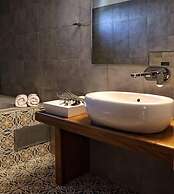 Theta Hotel