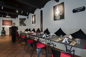 La Rose Suites