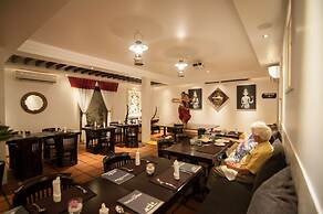La Rose Suites