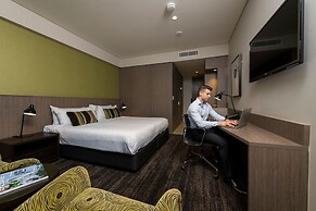 The Glen Hotel & Suites