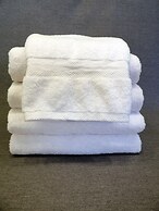 Robin Hood Inn & Suites