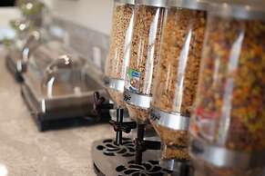 Amsterdam Inn & Suites, an Ascend Collection Hotel