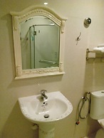 Jayleen 1918 Hotel