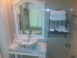 Jayleen 1918 Hotel