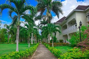 Coral Seas Beach Resort