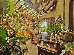 Novie's Tourist Inn