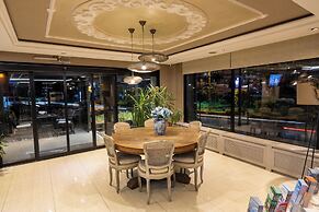 K Suites Hotel