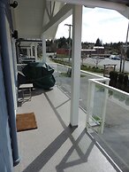 The Bayshore Waterfront Inn