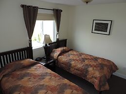 The Bayshore Waterfront Inn