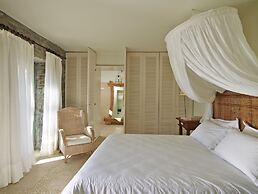 Aigis Suites