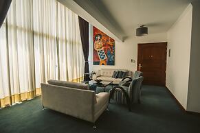 El Polo Hotel & Suites