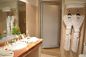 Almas Hotel