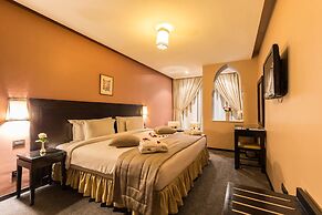 Almas Hotel