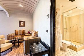 Almas Hotel
