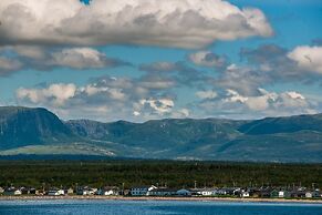 Shallow Bay Motel & Cabins