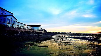 Shallow Bay Motel & Cabins