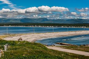 Shallow Bay Motel & Cabins