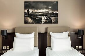 AC Porte Maillot Hotel