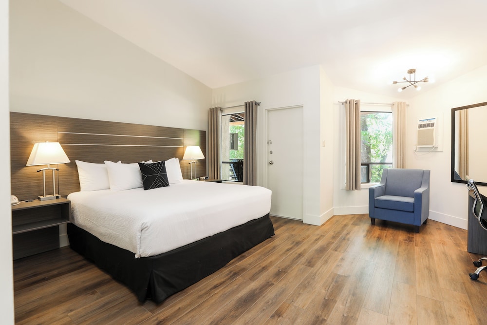 Bayshore Inn & Spa
