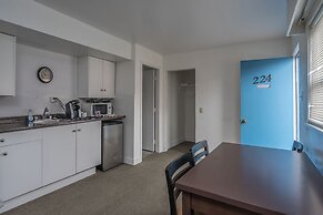 Castaway Motel