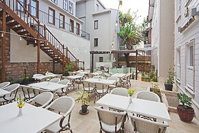 Azade Premier