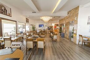 MidMar Deluxe Hotel
