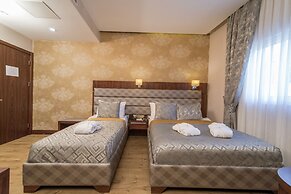 MidMar Deluxe Hotel