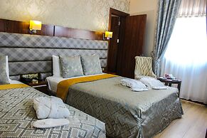 MidMar Deluxe Hotel