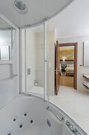 MidMar Deluxe Hotel