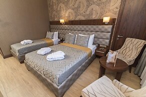 MidMar Deluxe Hotel