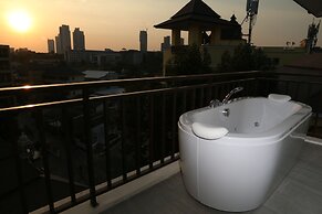 Crystal Palace Luxury Hotel