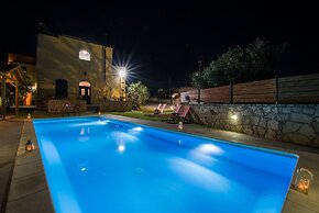 Skandalis Traditional Suites