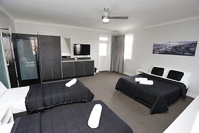 The Lakes Hotel