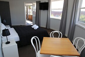 The Lakes Hotel