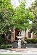 Elizabethan Lodge