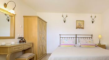 Villa Isabella Studios & Suites