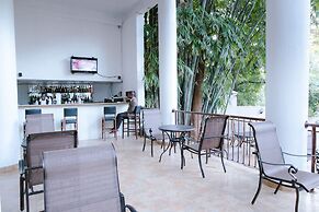 West Wood Hotel