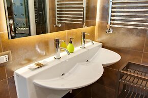 Lh Royal Suites