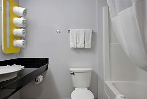 Motel 6 Airdrie, AB