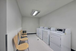 Motel 6 Airdrie, AB