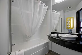Motel 6 Airdrie, AB