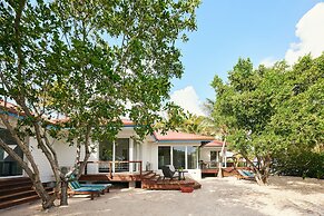 Ray Caye Private Island Resort
