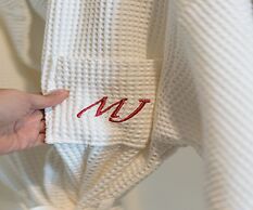 MJ Hotel & Suites