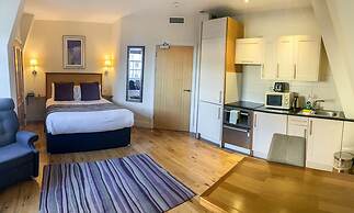 Royal Athenaeum Suites