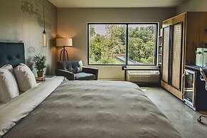 Royal Athenaeum Suites