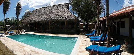 Machele' s Place Beachside Hotel & Pool