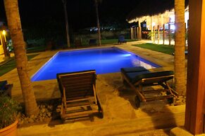 Machele' s Place Beachside Hotel & Pool