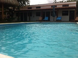 Machele' s Place Beachside Hotel & Pool